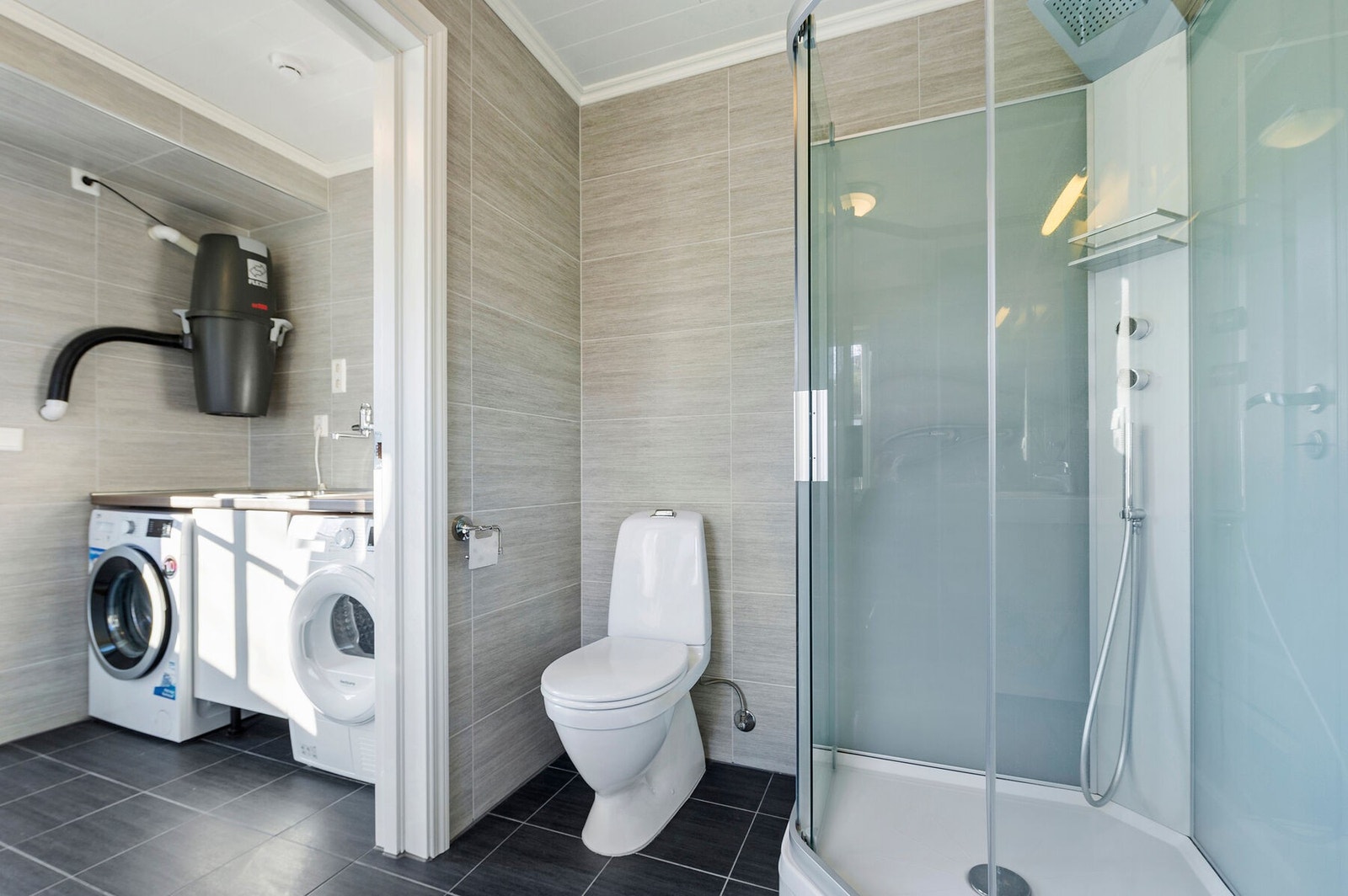 Bad og vaskerom i hovedetasje Galleribilde