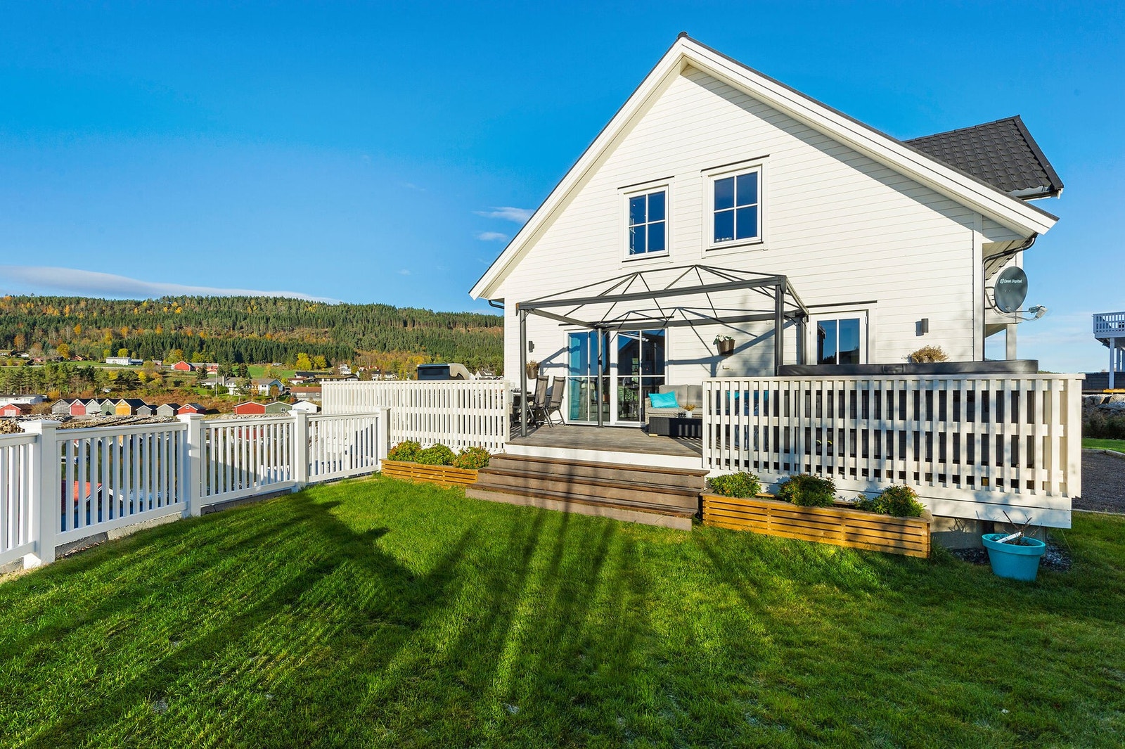 Terrasse mot vest med sol fra ettermiddag til langt på kveld Galleribilde