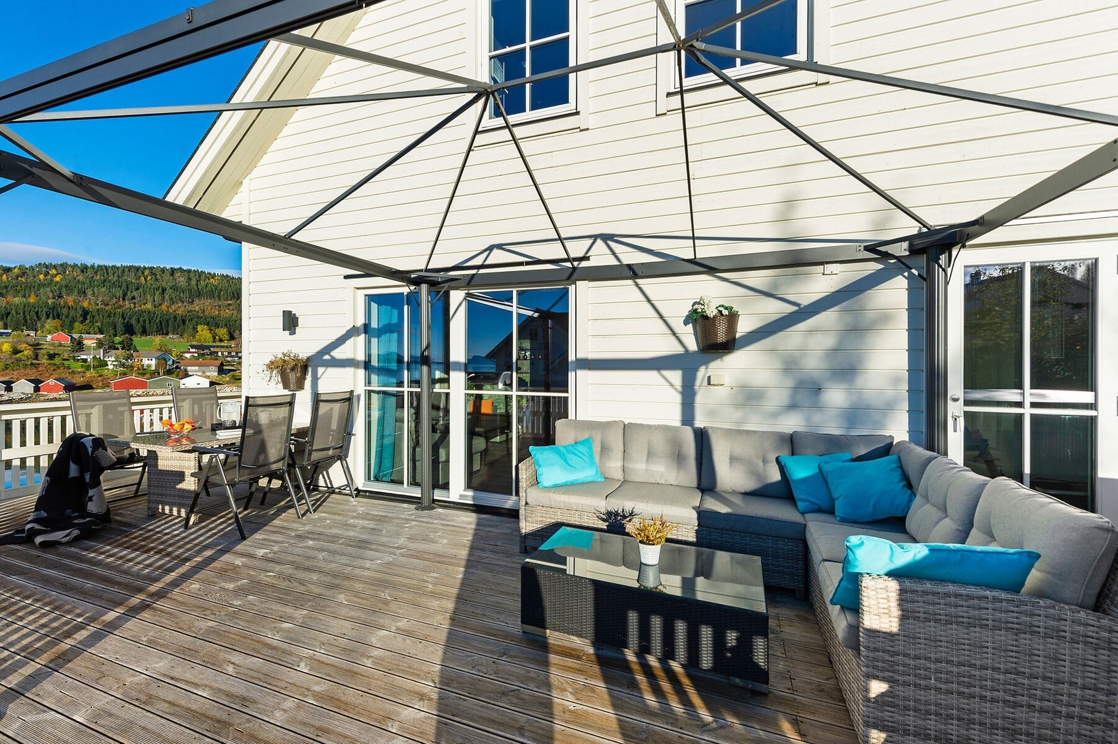 Nedgang fra terrassen til plen Galleribilde