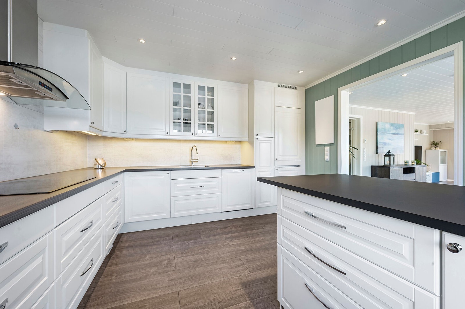 Integrerte hvitevarer og meget god skapplass Galleribilde