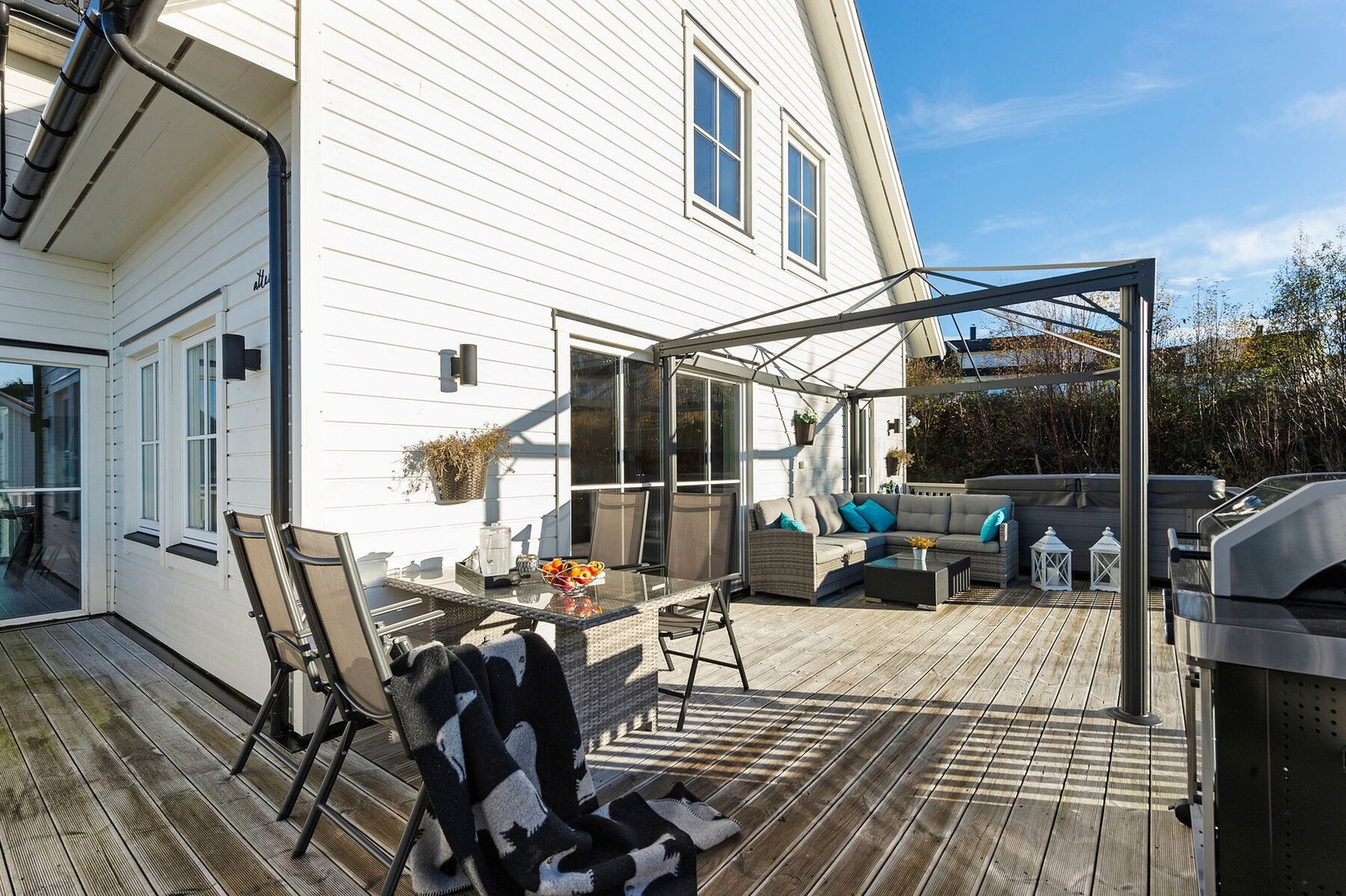 Terrasse mot vest og syd. Utgang fra stue Galleribilde