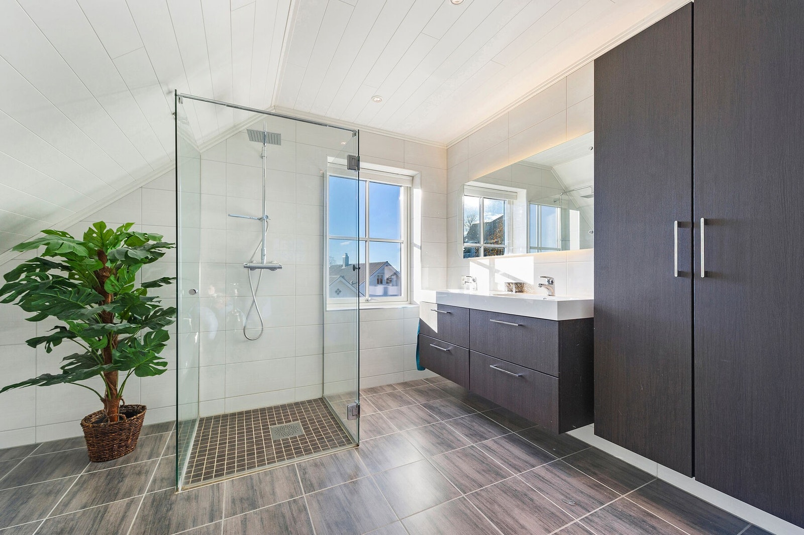 Lekkert bad i loftsetasjen Galleribilde