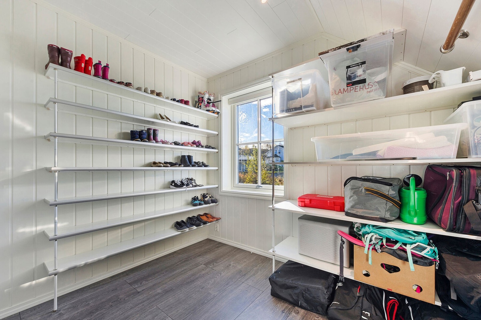 Soverom 5 i dag brukt som walk-in-closet Galleribilde