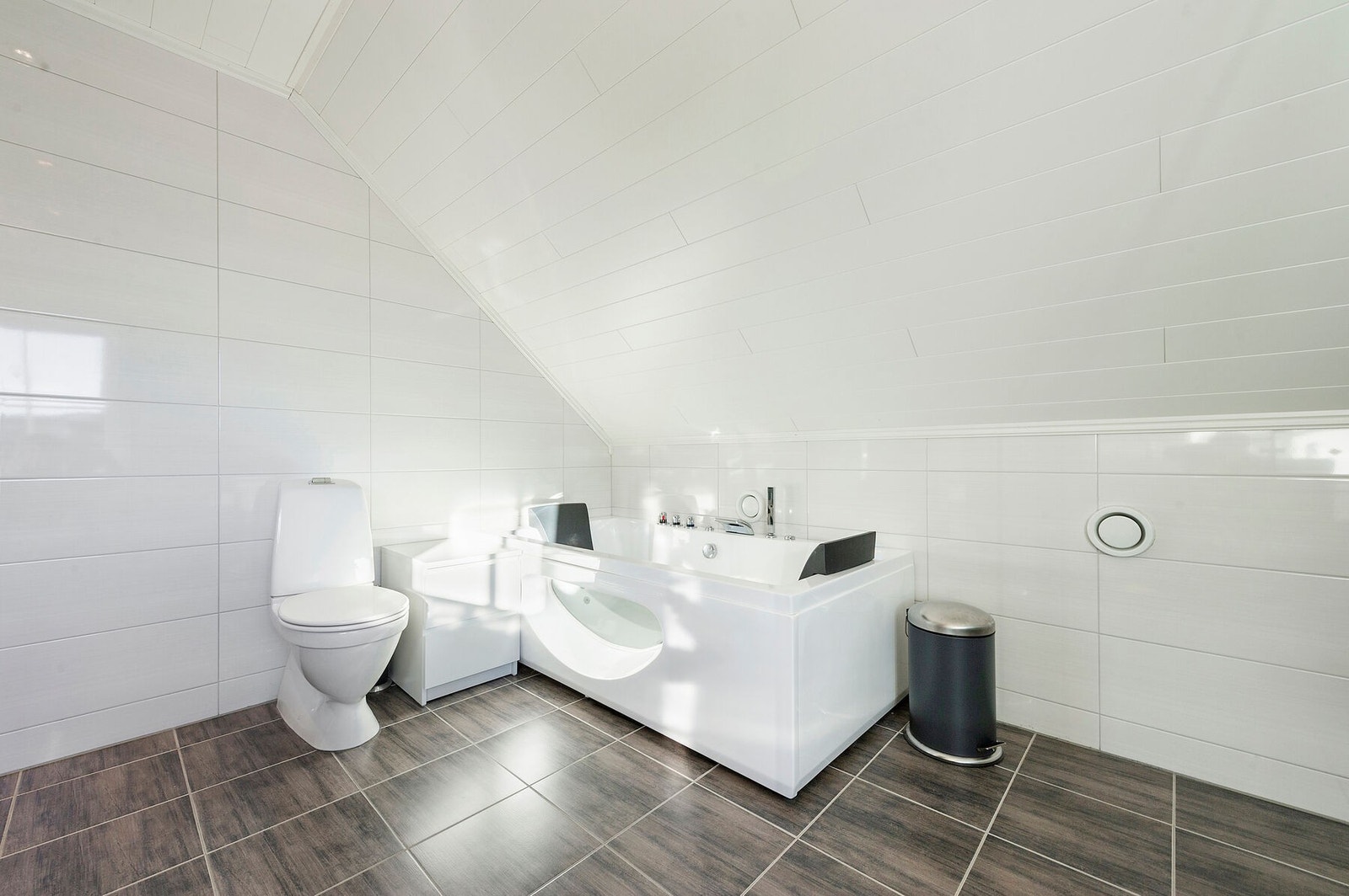 Romslig bad med både badekar og dusjnisje Galleribilde