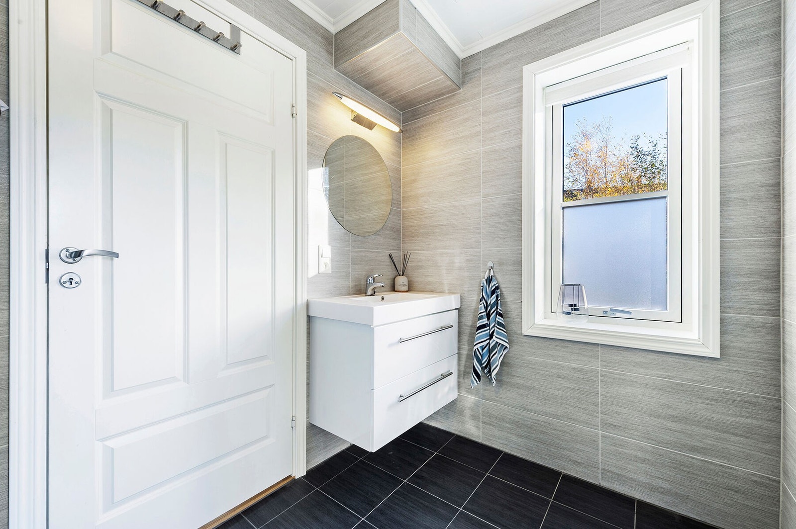 Badet er innredet med wc, dusj og servant Galleribilde