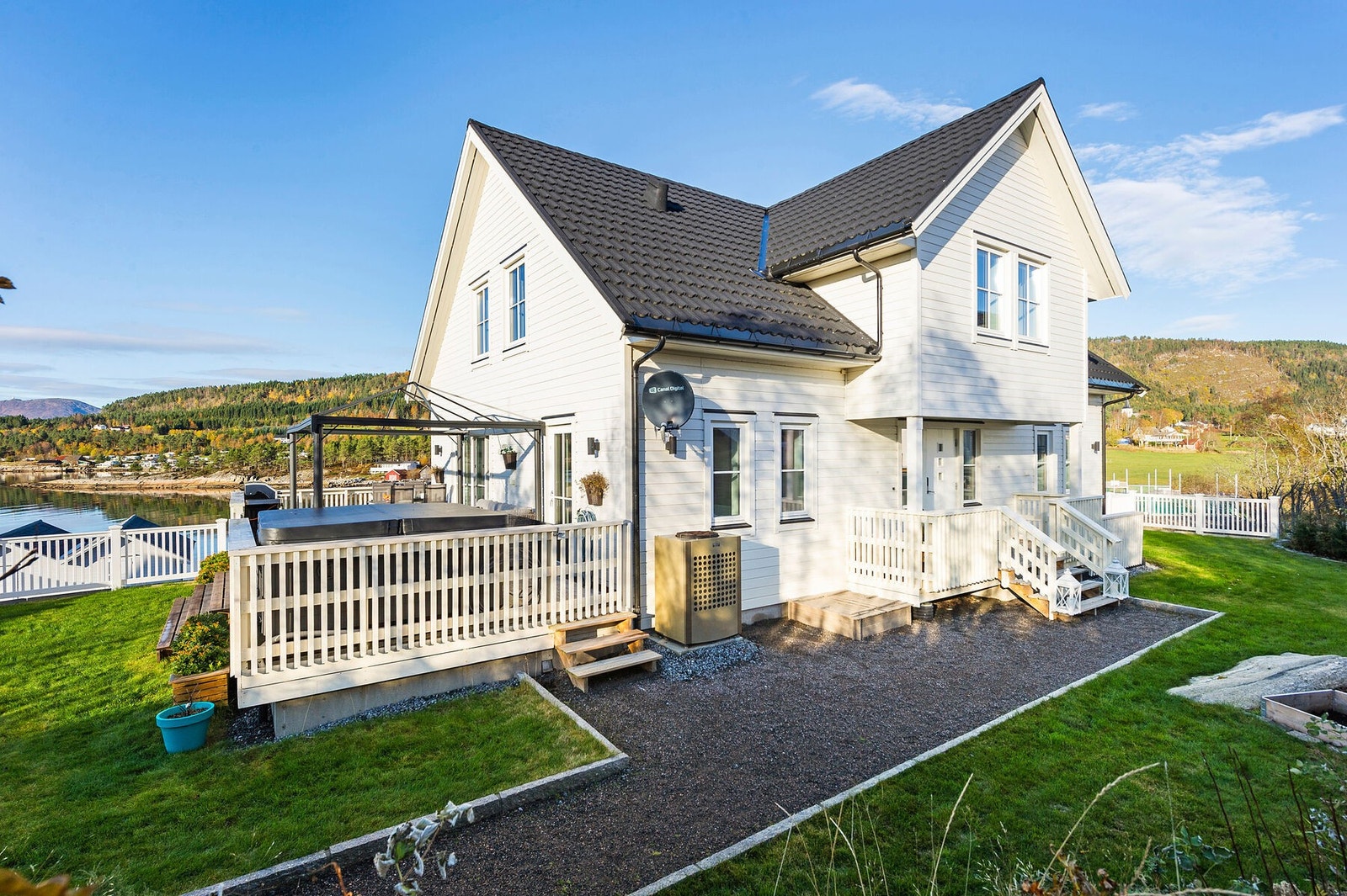 Inngangsparti mot sør. Pent opparbeidet uteområde med inngjerdet hage Galleribilde