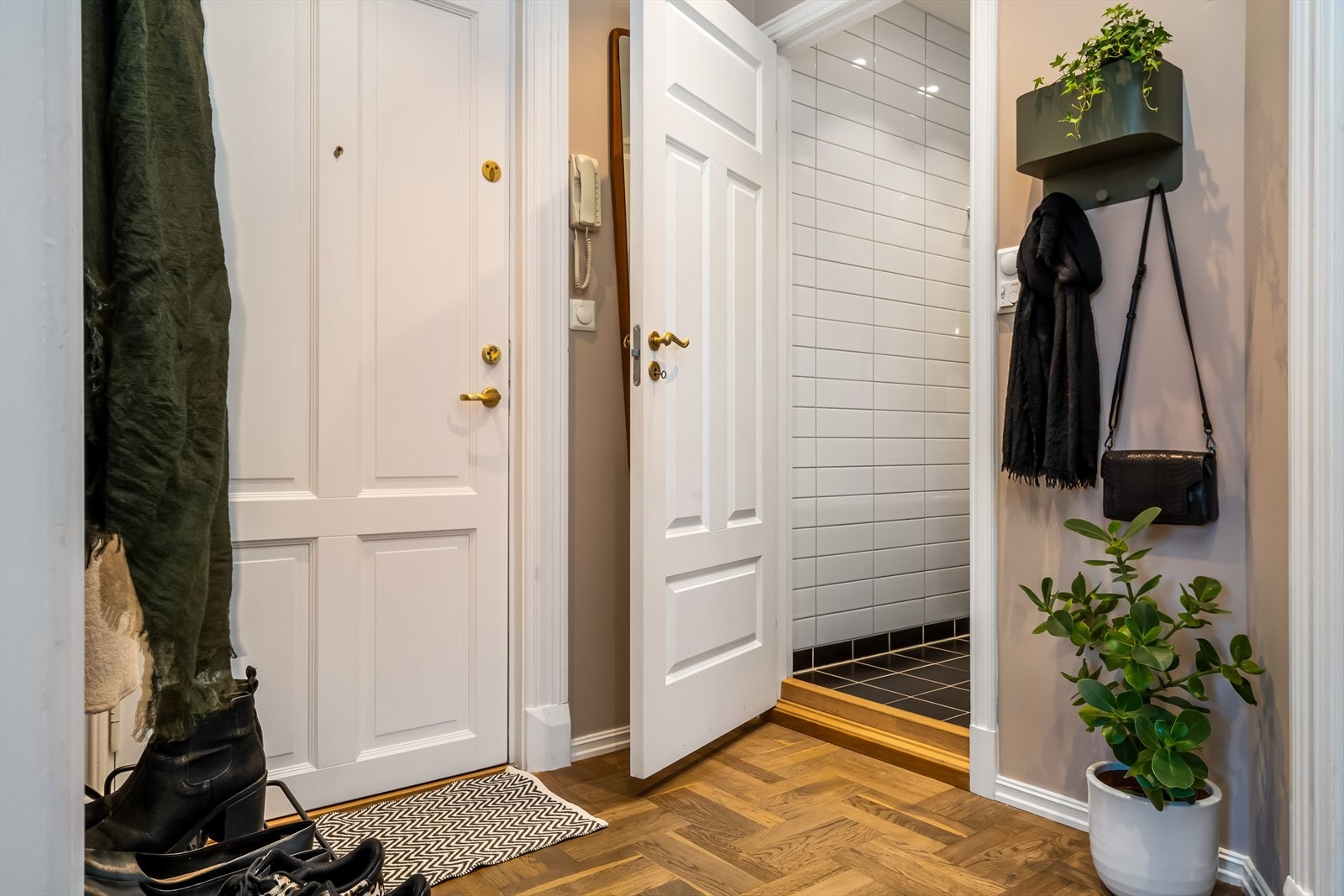 Her er det god plass til sko og yttertøy Galleribilde