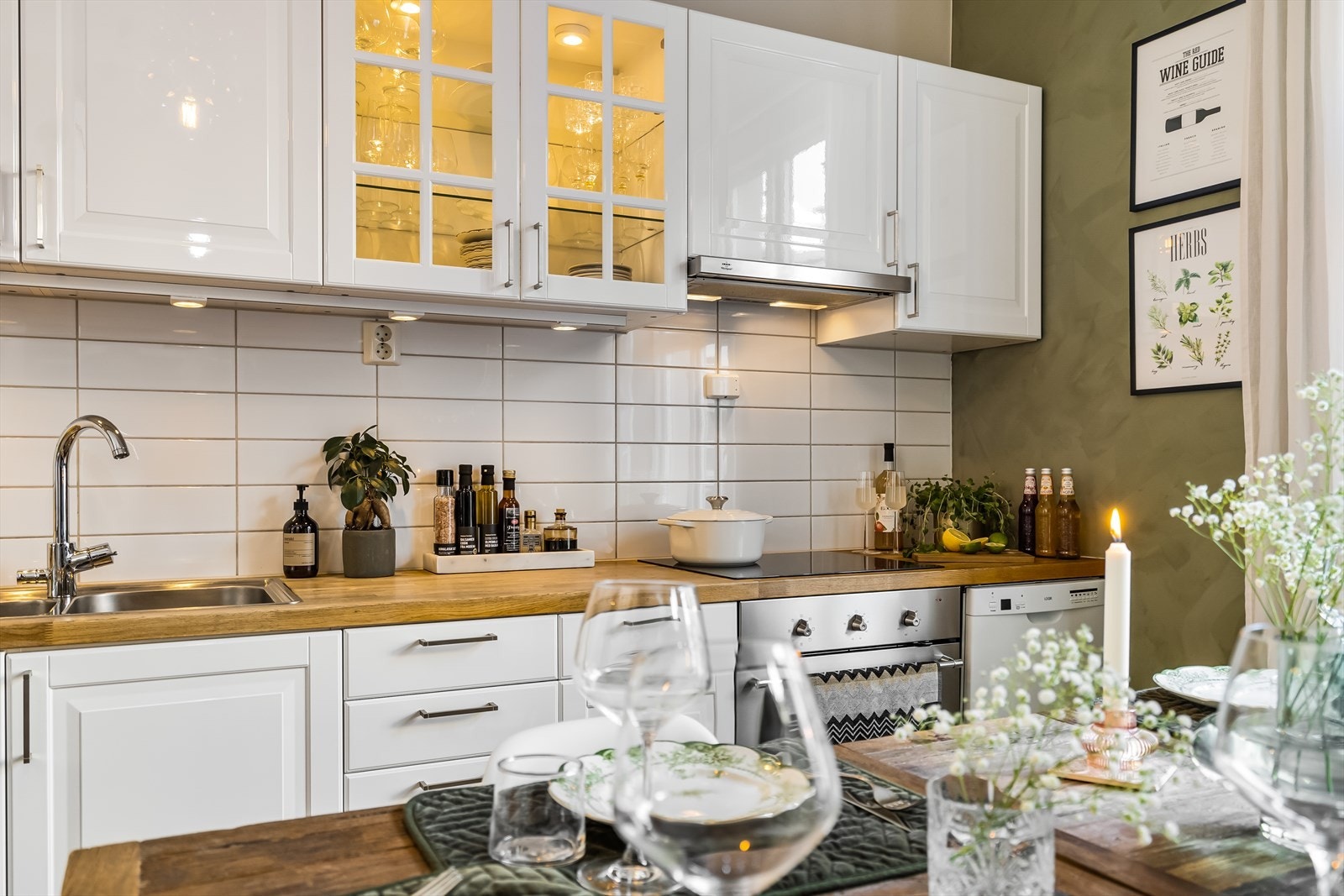 Hvitevarer består av integrert komfyr med platetopp og ventilator over kokesone samt avsatt plass til kjøleskap/frys og oppvaskmaskin Galleribilde