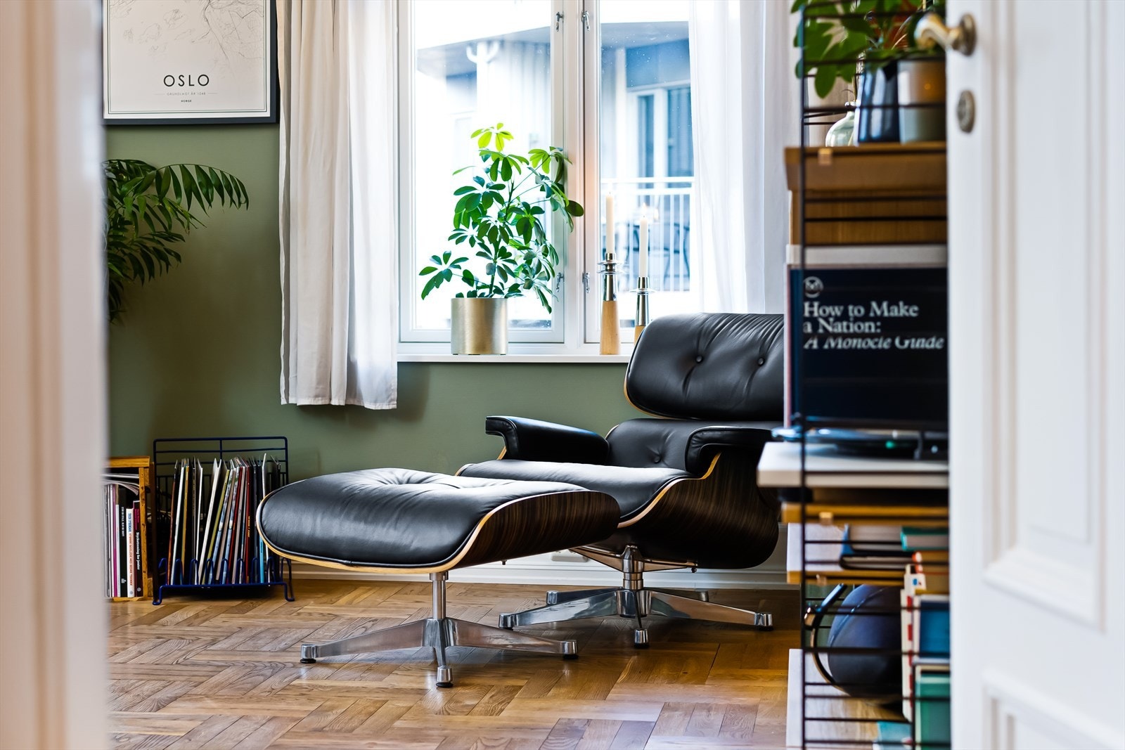 Rommet ble malt i 2020 i en moderne grønnfarge Galleribilde