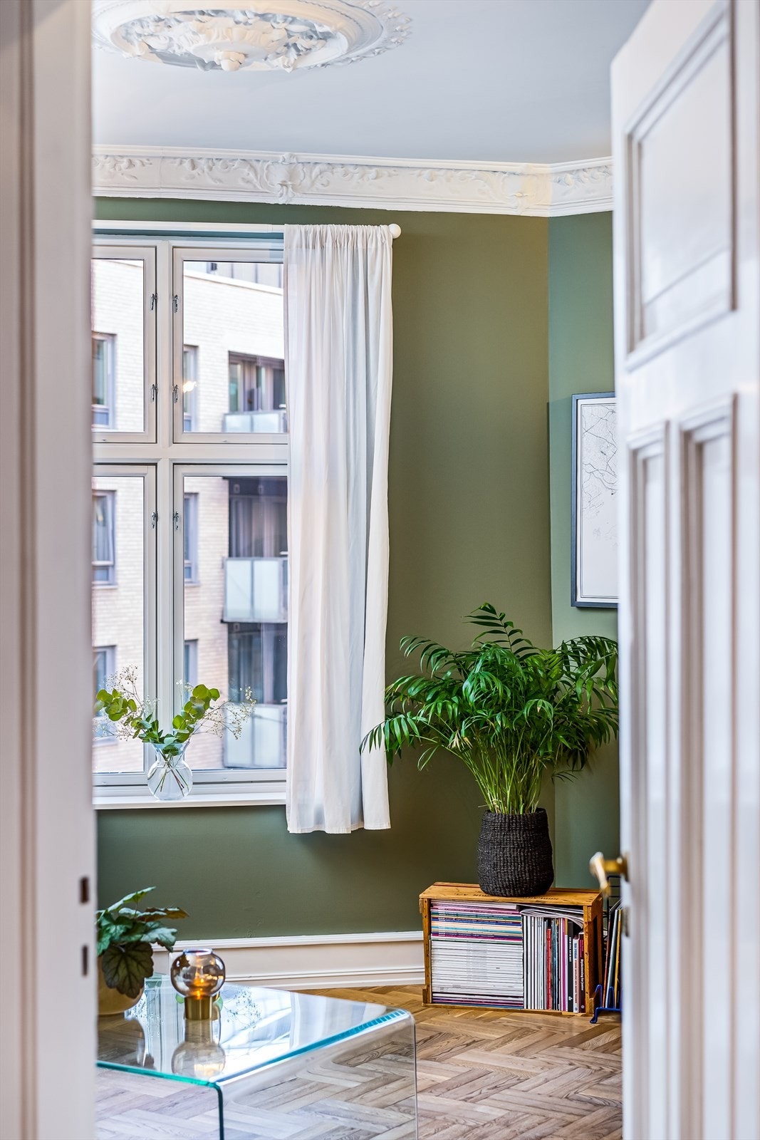 Rosett og stukkatur både i stuen og på kjøkkenet Galleribilde