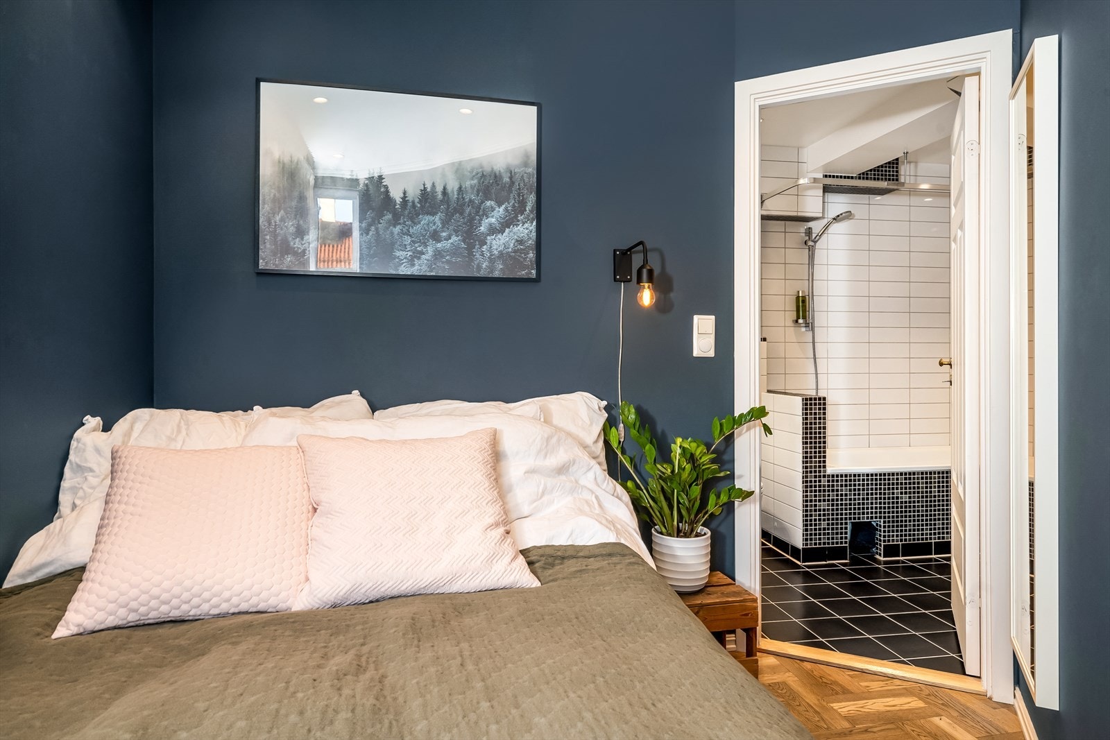 Her er det plass til dobbeltseng, nattbord og åpen garderobeløsning Galleribilde