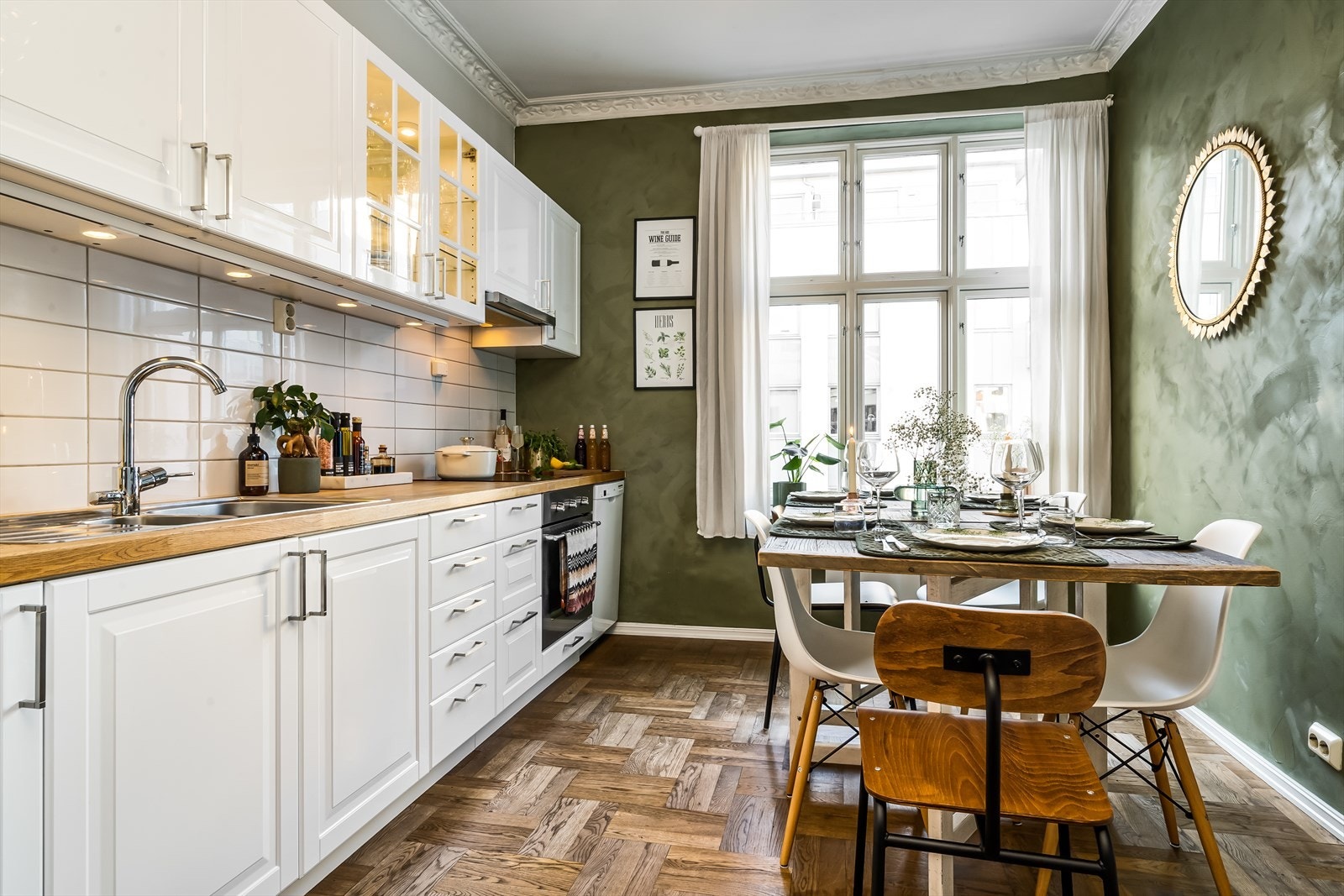 Separat, hyggelig kjøkken med spiseplass Galleribilde