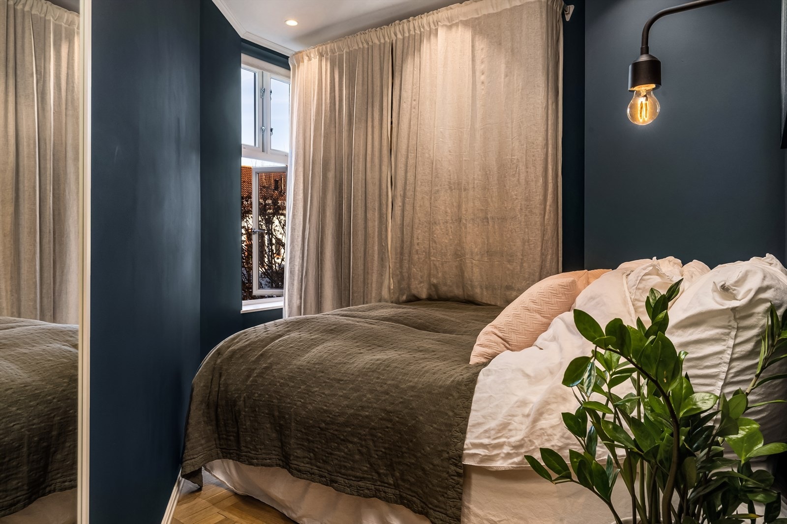 Lunt og innbydende soverom Galleribilde