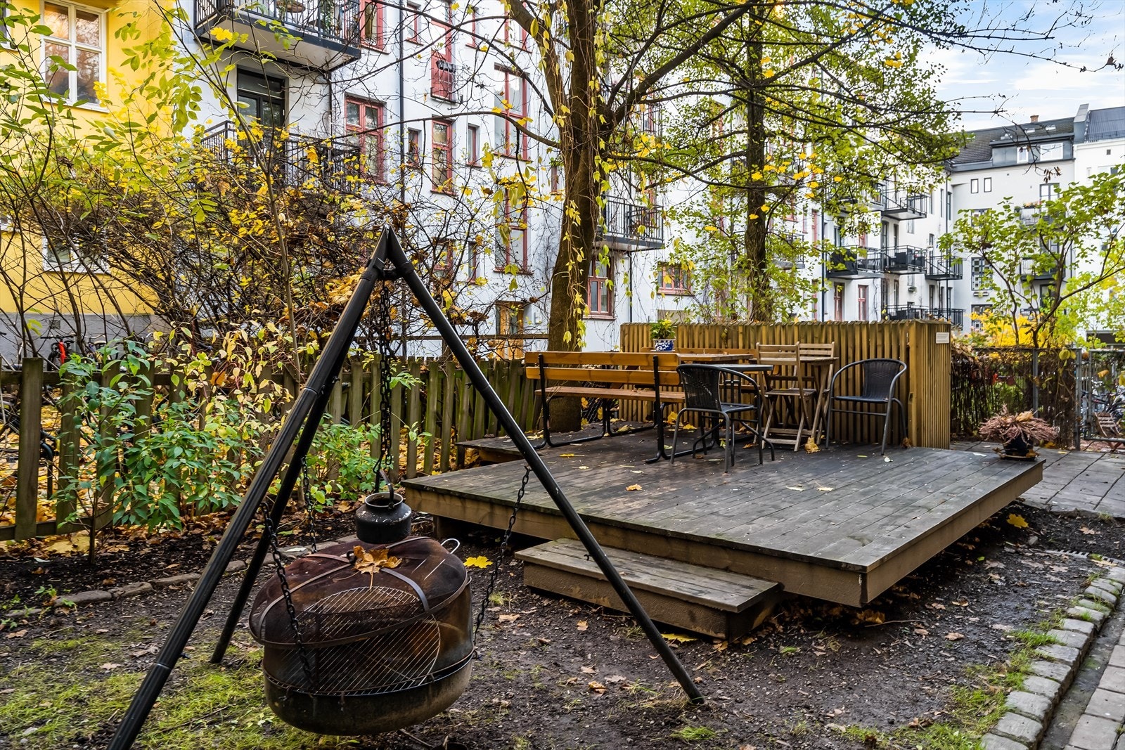 Pent opparbeidet bakgård med sittegruppe, beplantning, platting og internveier Galleribilde