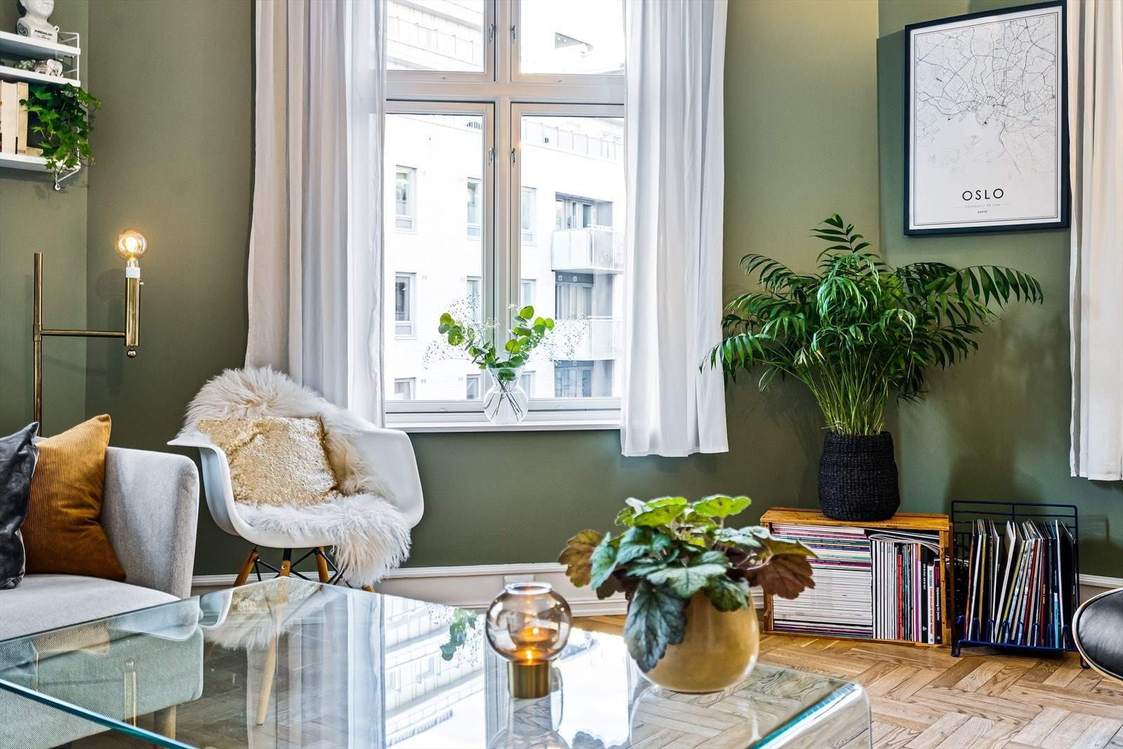 Lys og tiltalende hjørnestue med store vindusflater og flotte klassiske detaljer Galleribilde