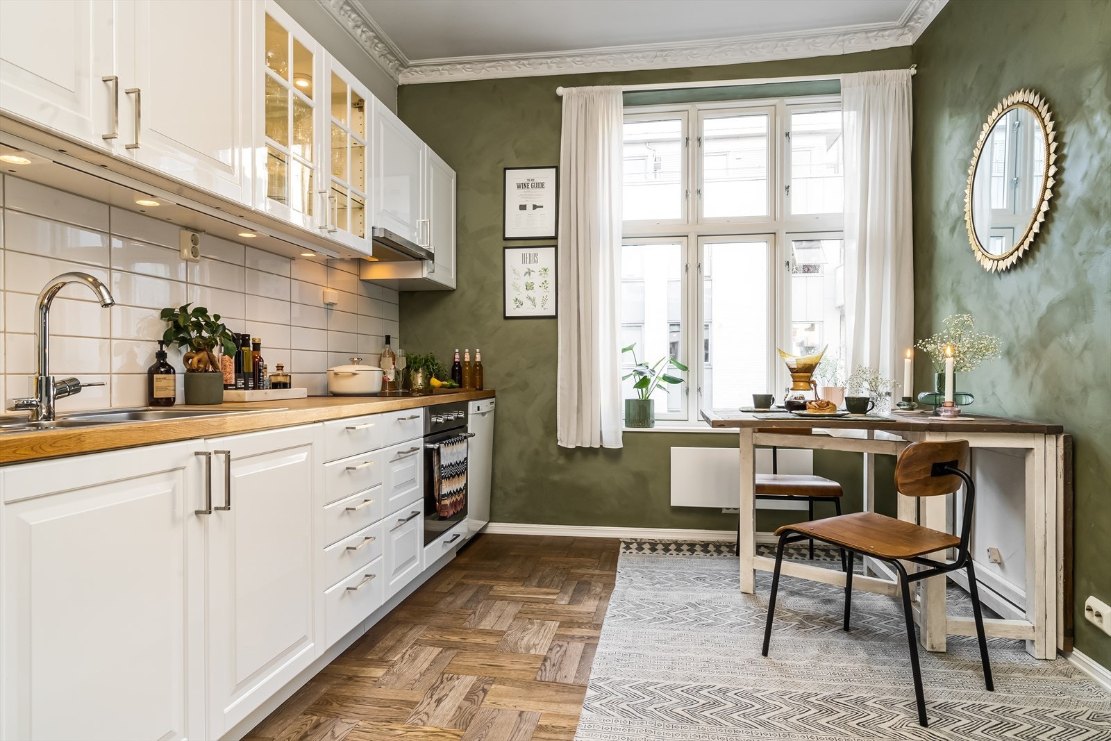 Innredning med profilerte fronter, benkeplate i treverk og flislagt over kjøkkenbenken Galleribilde