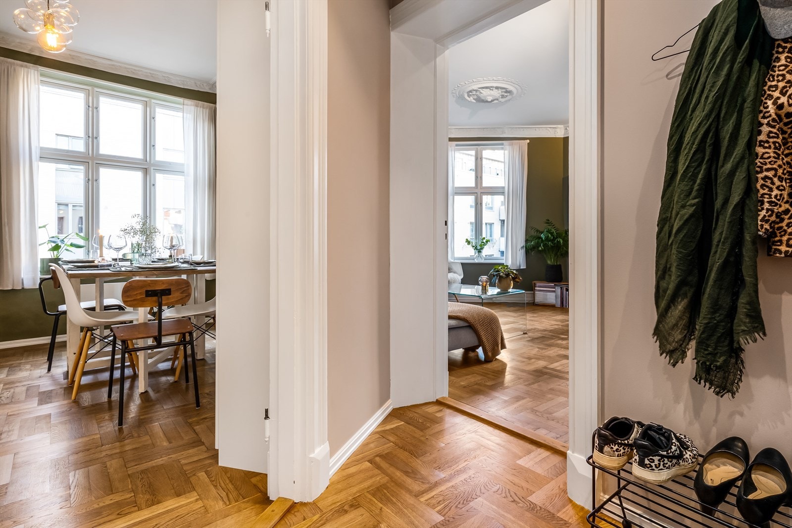 Fra gangen har man tilknytning til kjøkkenet, stuen og badet Galleribilde