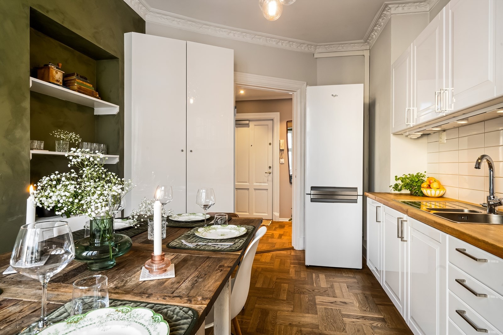 Det er godt med lagringsplass i skap og skuffer, samt god plass til matlaging. Plassbygd garderobeskap i hjørnet Galleribilde