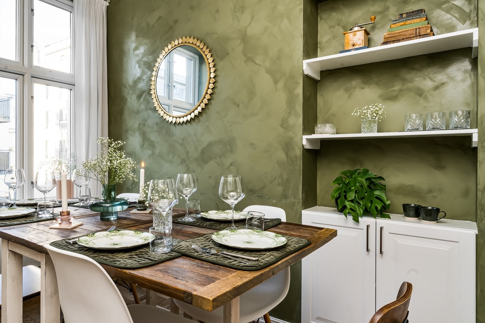 God plass til stort langbord med plass til 8-10 personer Galleribilde