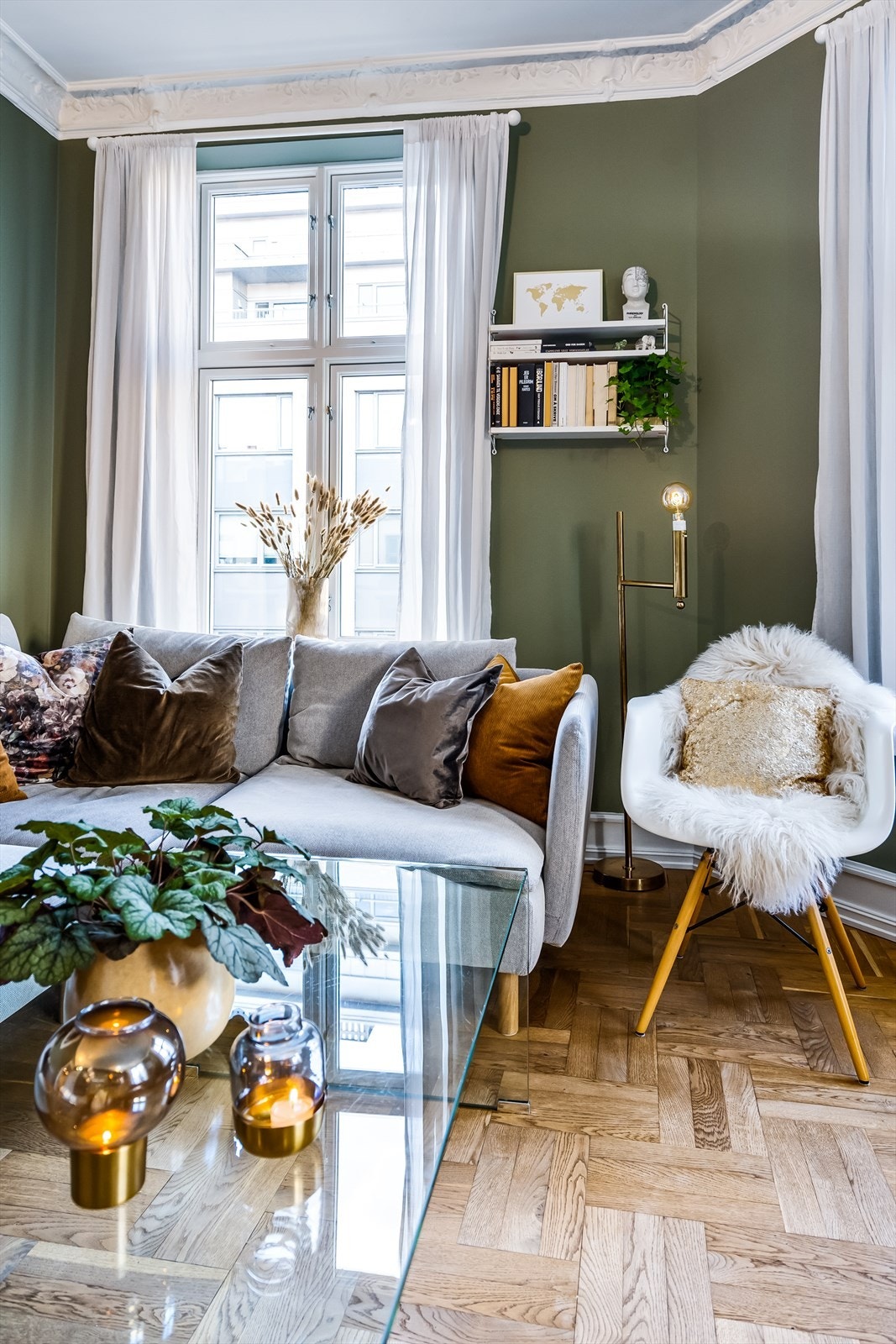 Leiligheten ligger i 4. etg. og inneholder entré, kjøkken, stue, soverom og bad. I tillegg disponerer man to boder Galleribilde