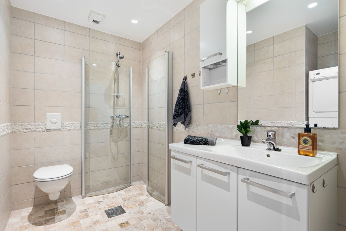 Delikat flislagt bad med varmekabler i gulv Galleribilde