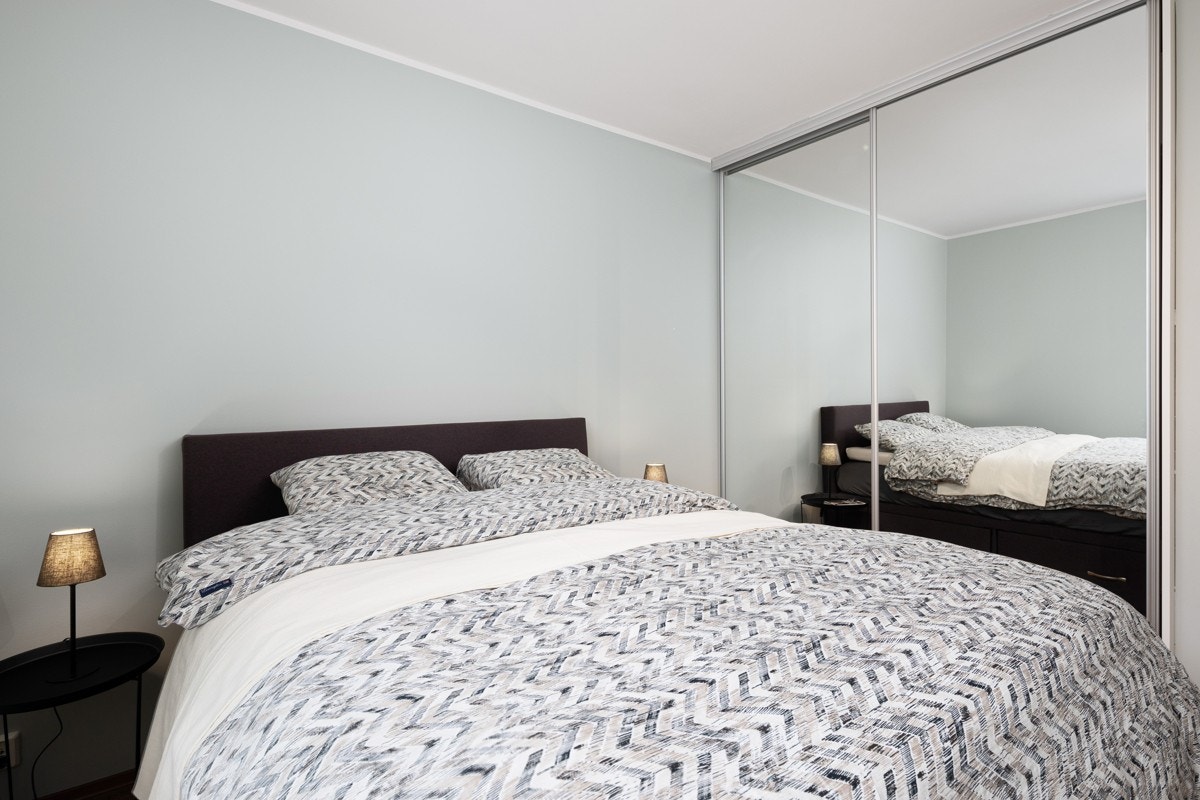 Stor integrert skyvedørsgarderobe med speilfronter Galleribilde