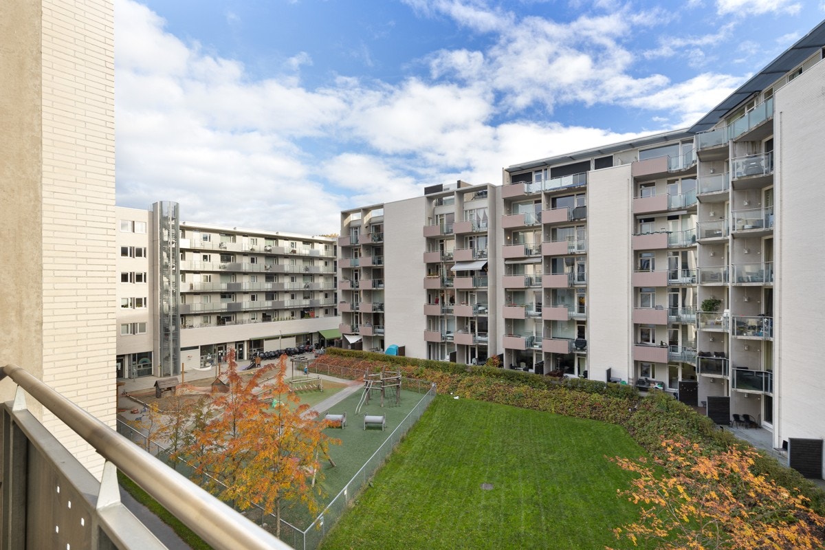 Utsikt mot fellesarealer fra balkong Galleribilde