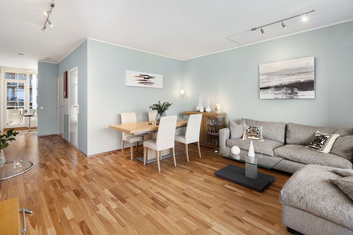 Romslig stue med plass til sofakrok og spisebord Galleribilde