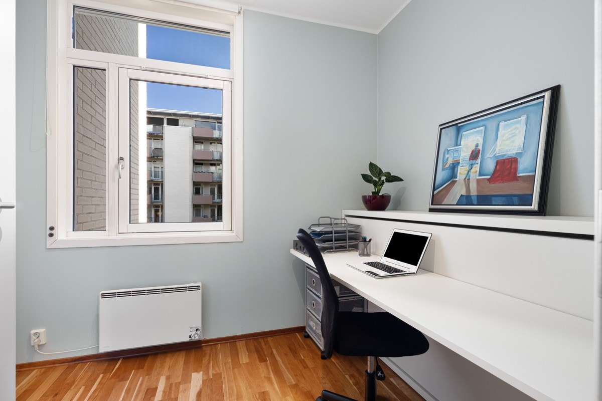 Soverom 2 har en skreddersydd kontor/sove-møbel som gir en meget smart romutnyttelse Galleribilde