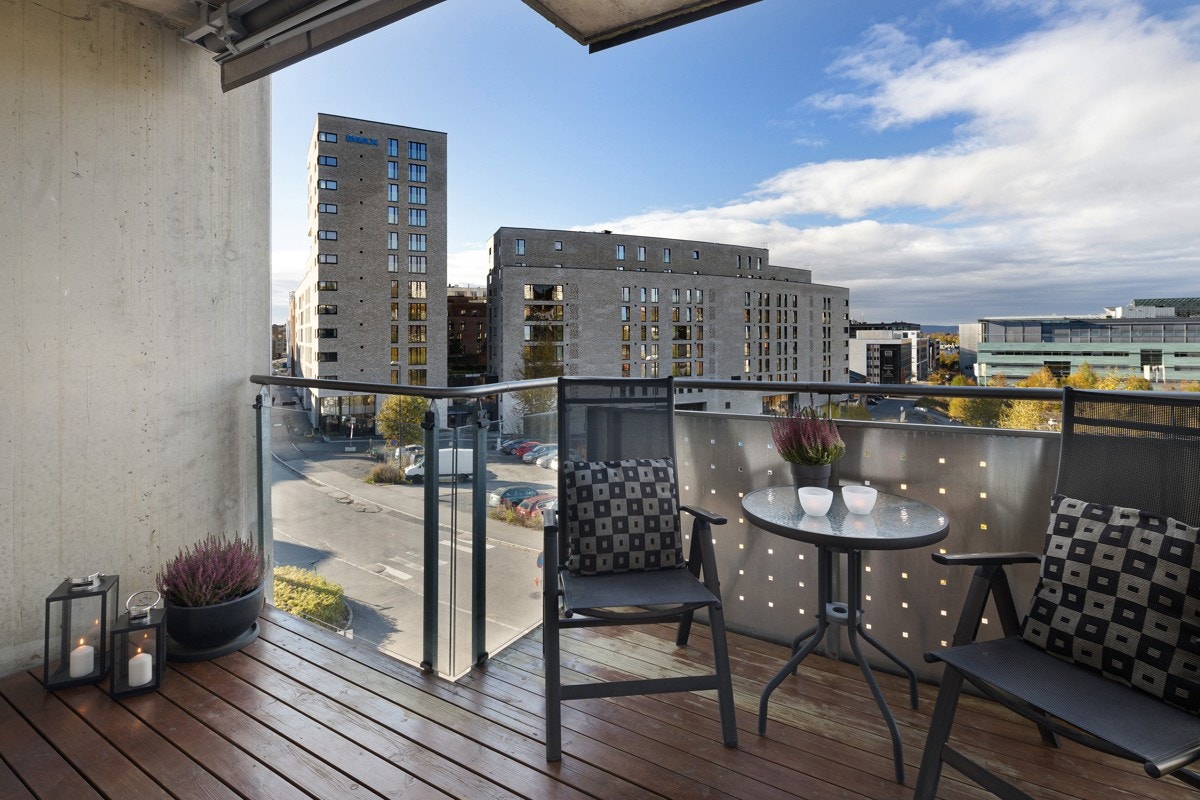 Sydvestvendt med hyggelig utsyn og gode solforhold Galleribilde