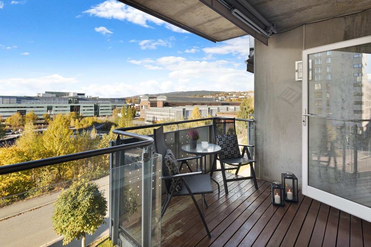 Balkongen er skjermet og har elektrisk markise Galleribilde