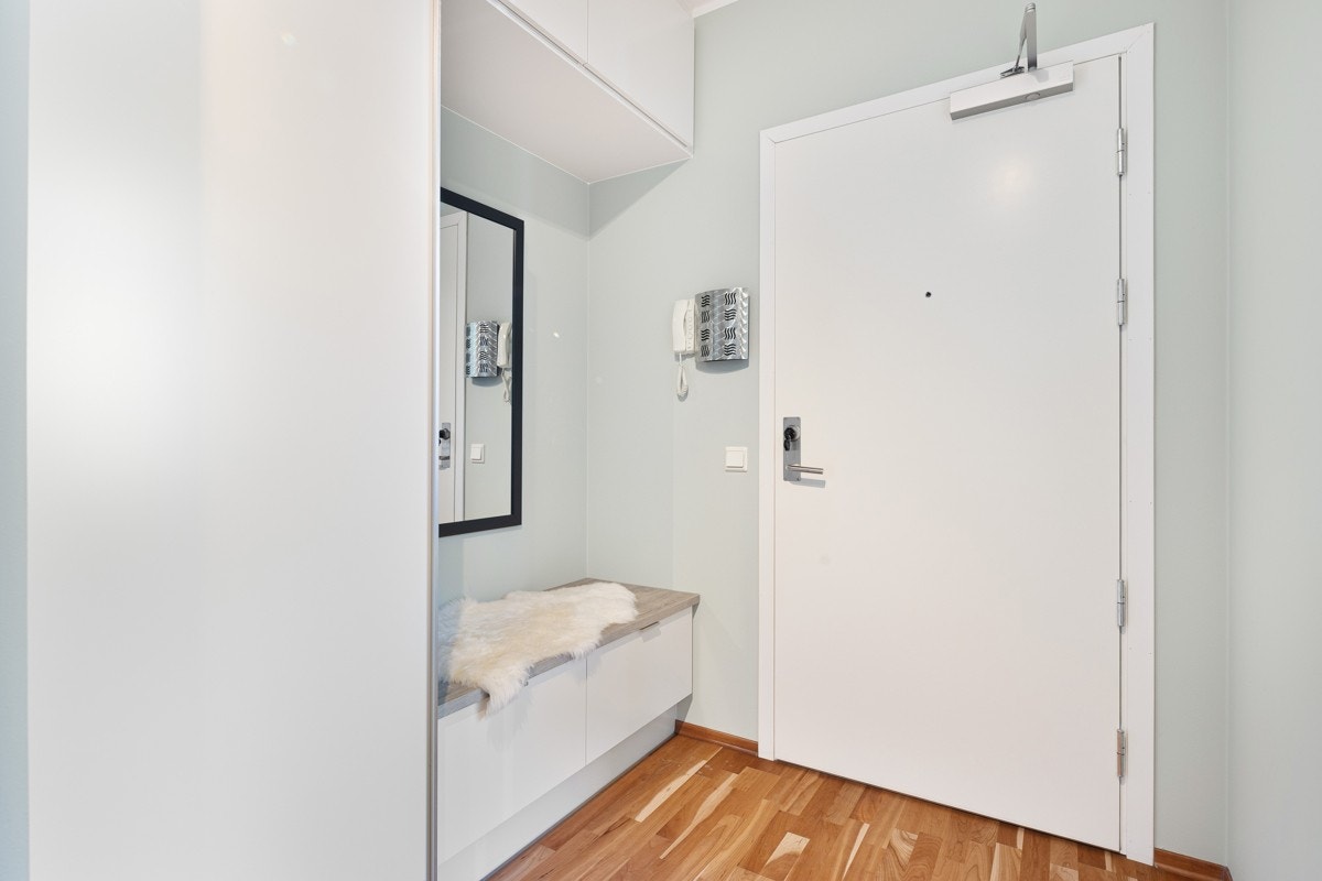 Praktisk skreddersydde garderobeløsninger i entre Galleribilde