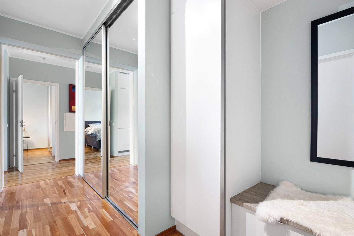 Entrè har tre-stavs parket og lysmalte vegger Galleribilde