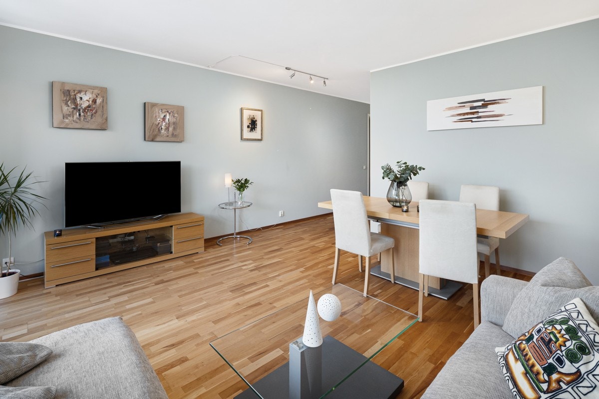 Lyse, tidsriktige farger og pene parkettgulv i stuen Galleribilde