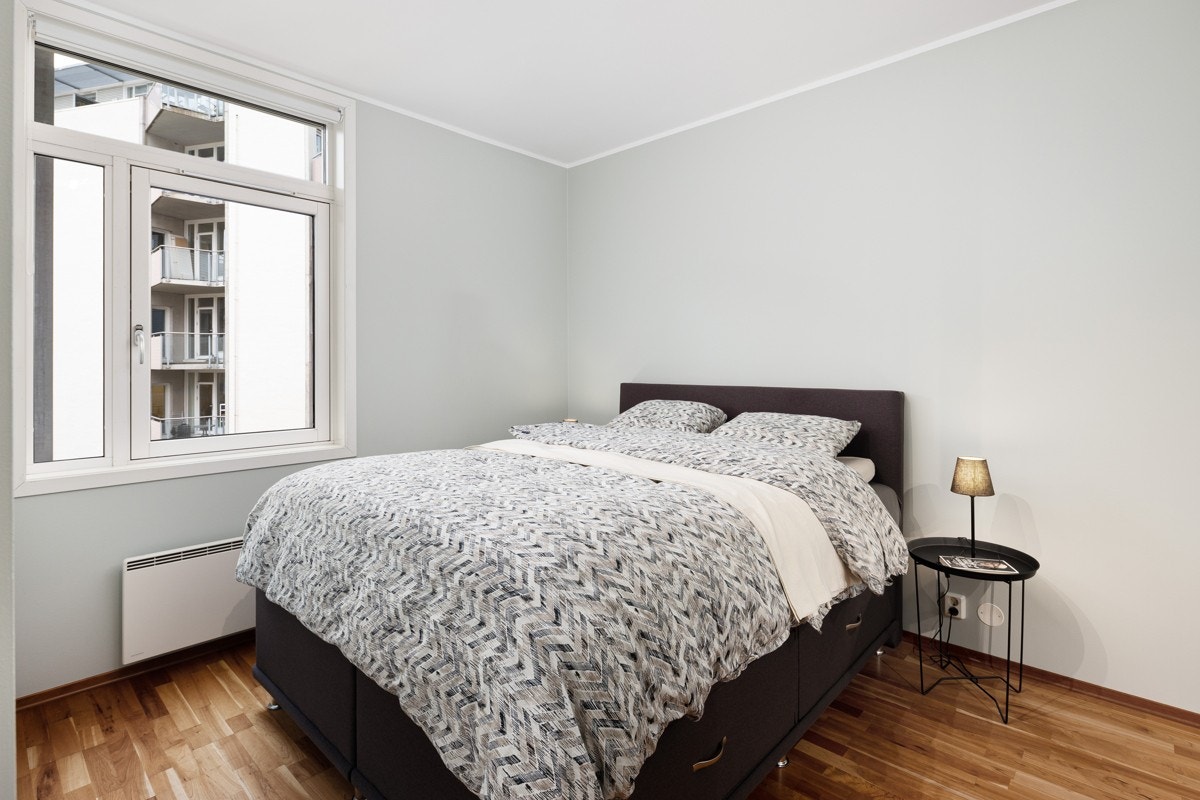 Stort og lyst soverom med god plass til dobbeltseng og garderobe Galleribilde