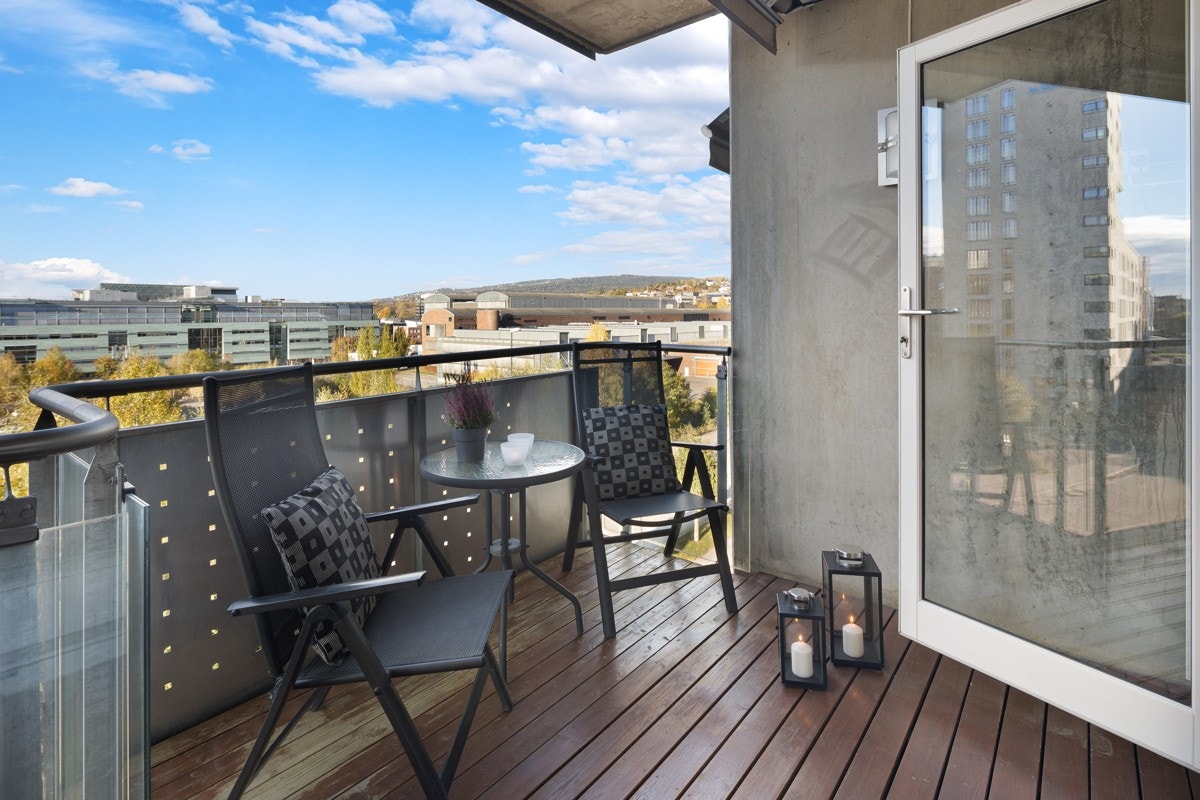 Lys og gjennomgående 3-roms med 2 balkonger, heis og garasjeplass Galleribilde