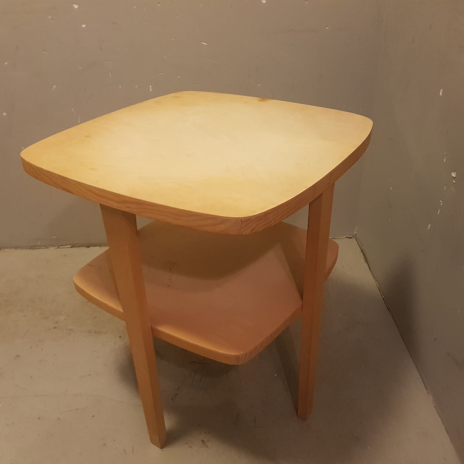 3000kr rundt spisebord i teak med trompetfot i stål 90diam 3000kr rundt spisebord i teak med trompetfot i stål 90diam