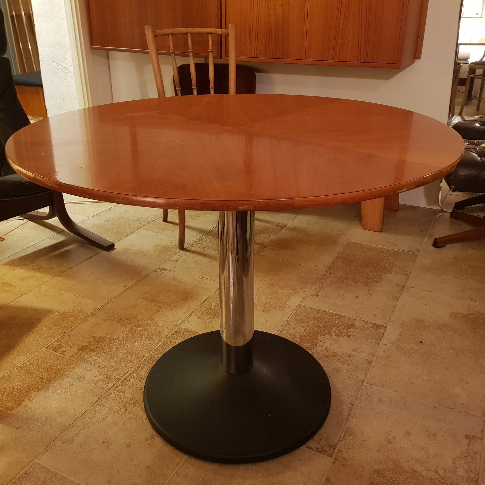 3000kr rundt spisebord i teak med trompetfot i stål 90diam 3000kr rundt spisebord i teak med trompetfot i stål 90diam