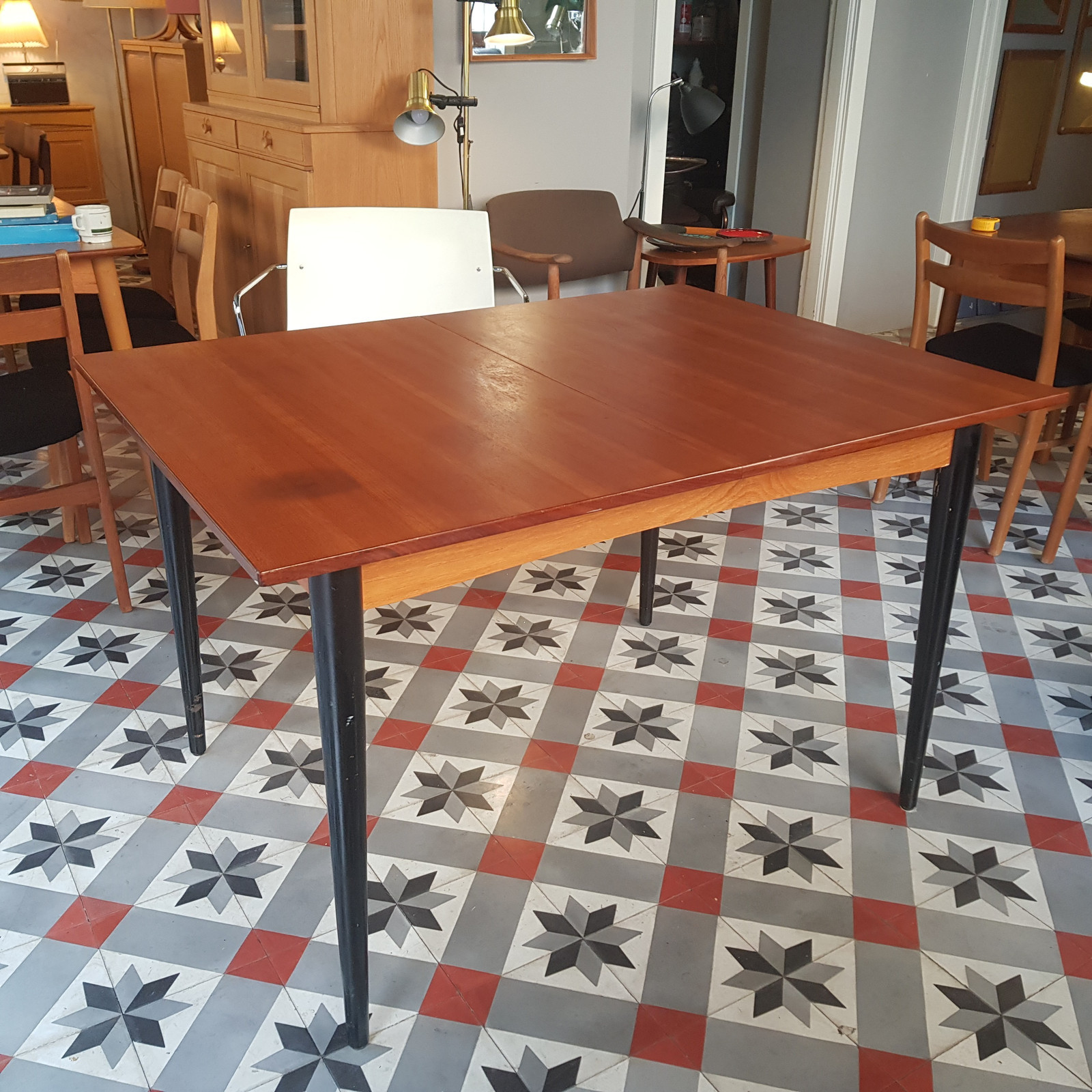 images.finncdn.nodynamic1600w202010vertical 5 3000kr rundt spisebord i teak med trompetfot i stål 90diam