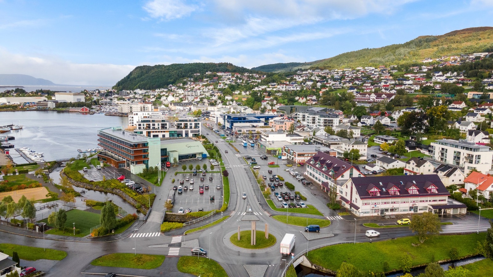 Sentral beliggenhet i Ulsteinvik sentrum Galleribilde