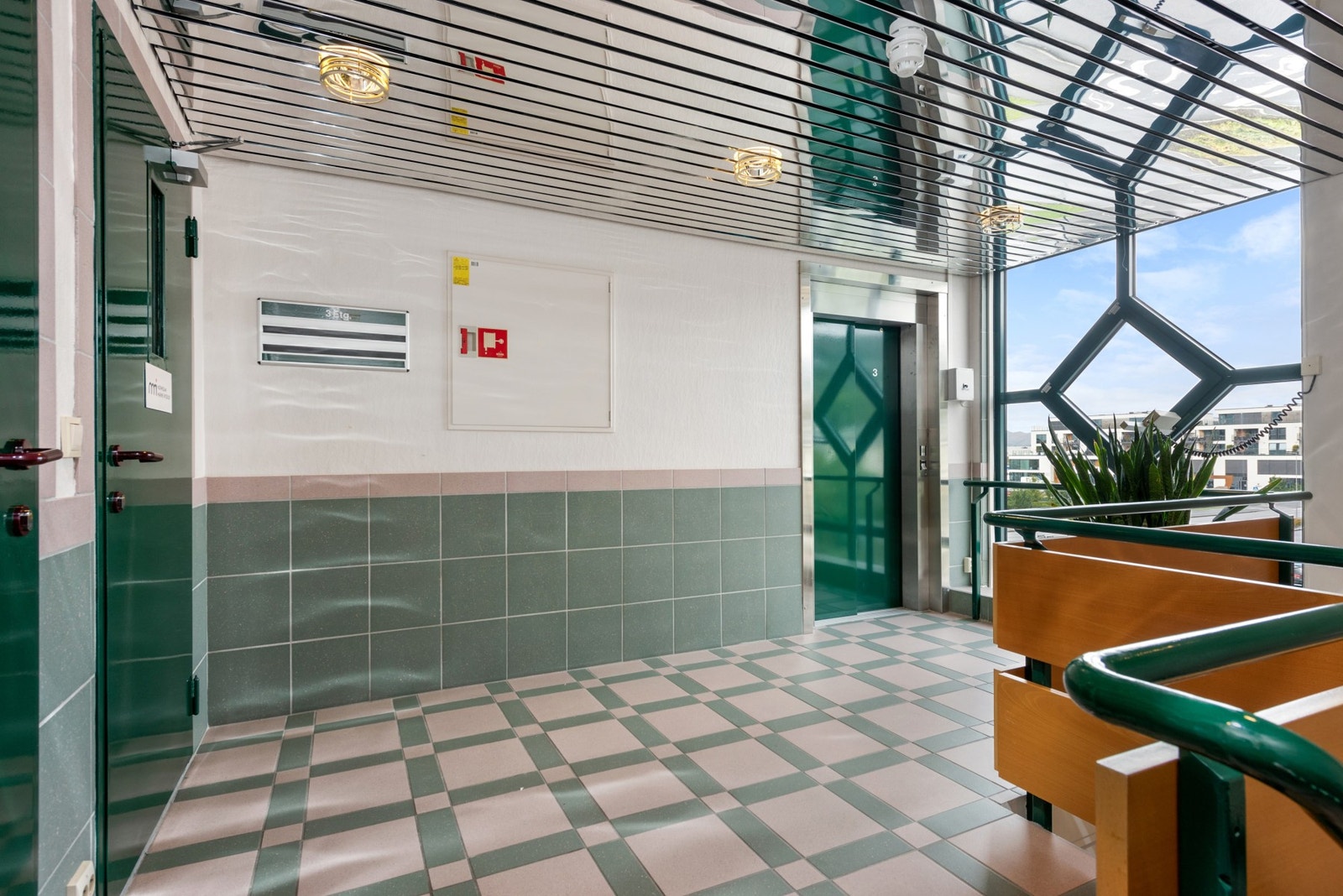 Trappegang m/heis Galleribilde