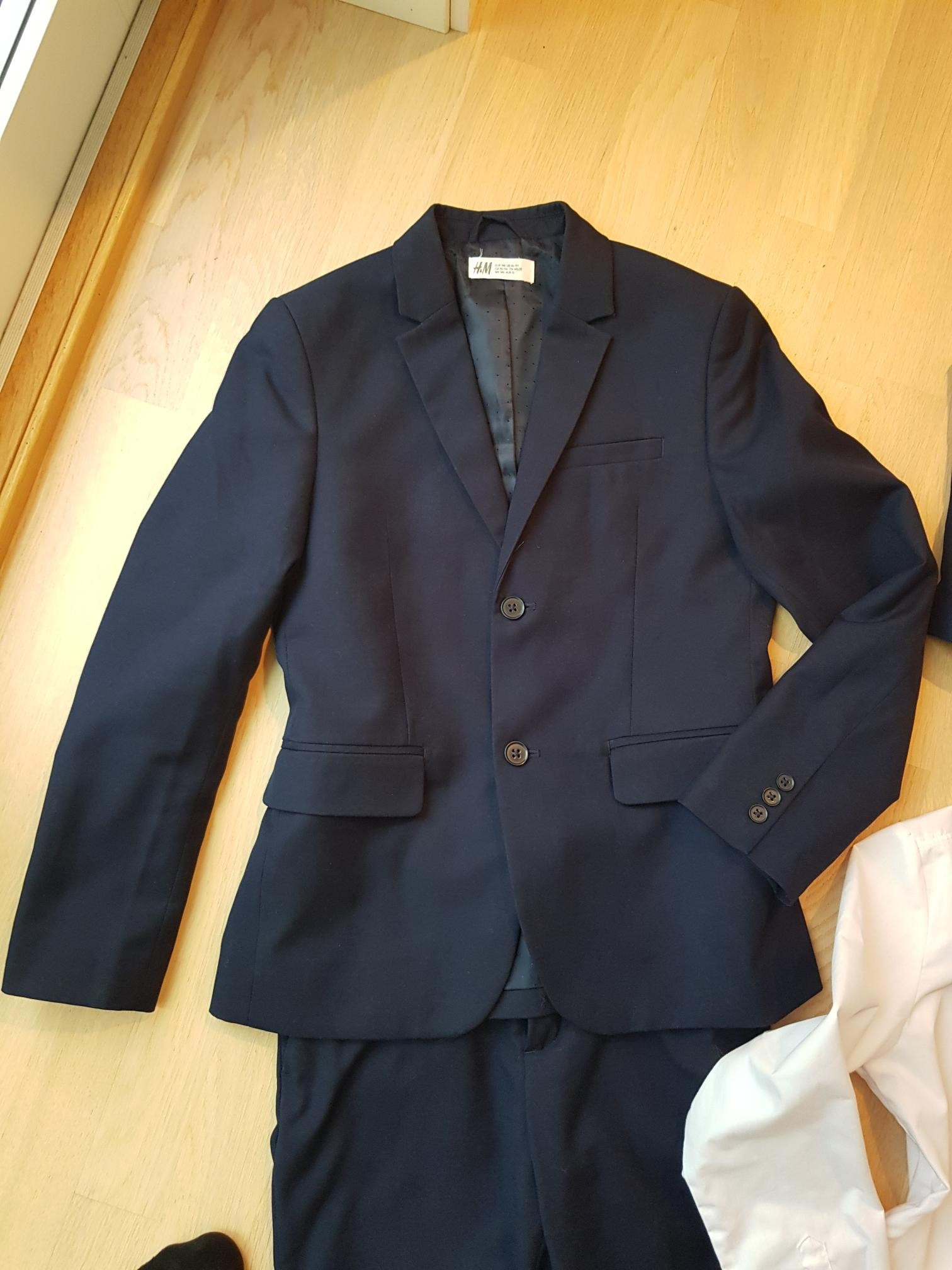 Lite og pent brukt mørkeblå dress med til gutt str 146 Lite brukt dunjakker og dress til gutt | FINN.no