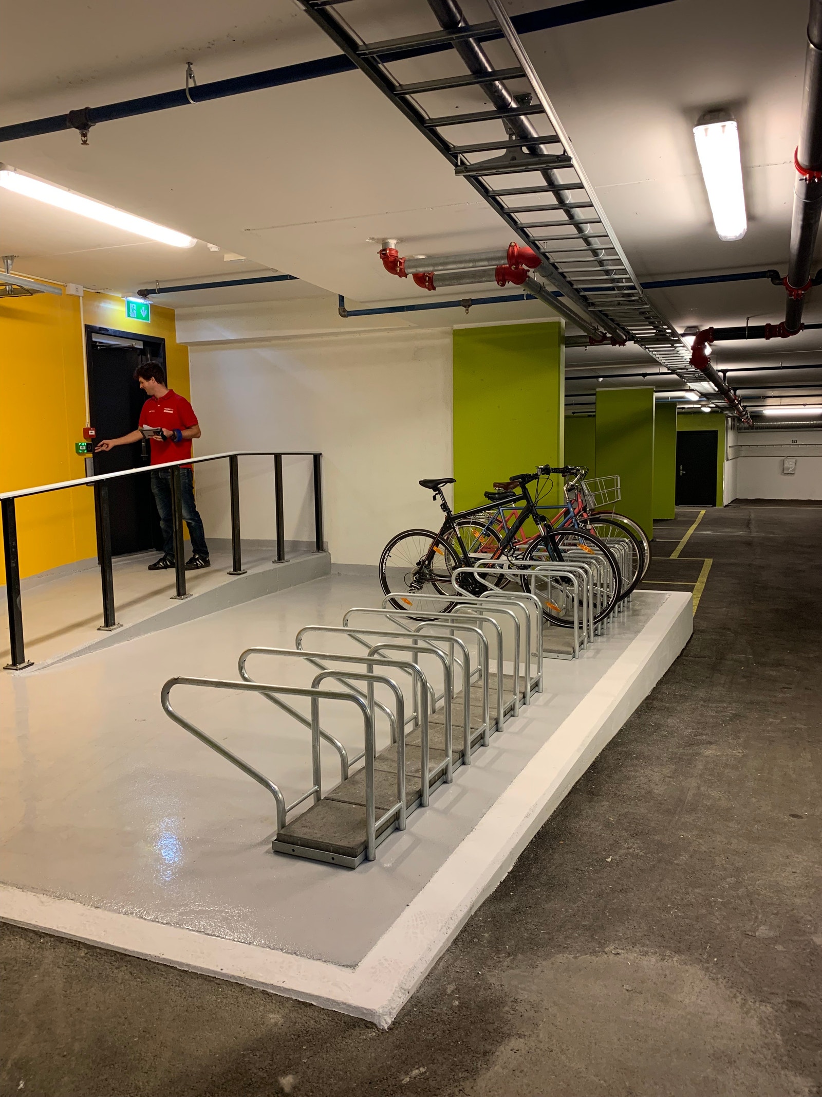 Kjeller med sykkelparkering og boder Galleribilde