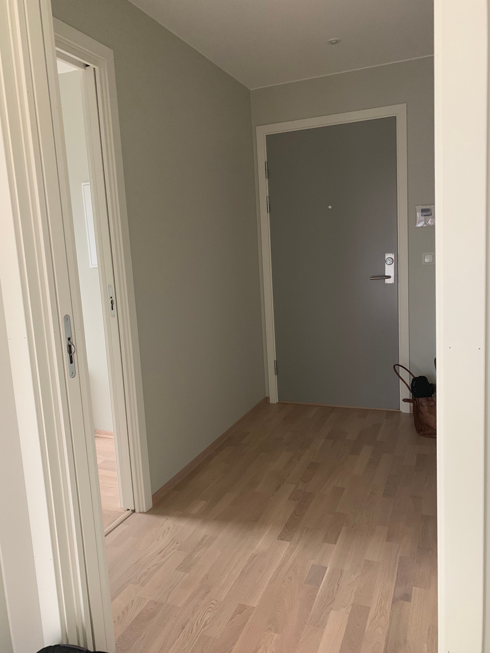 Entre med inngang til soverom2 og bad Galleribilde