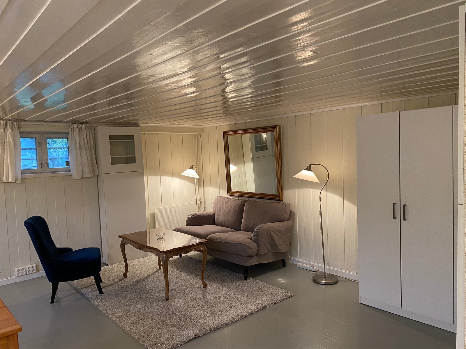 Hybelen er møblert, men har også plass til noen private ting. Galleribilde