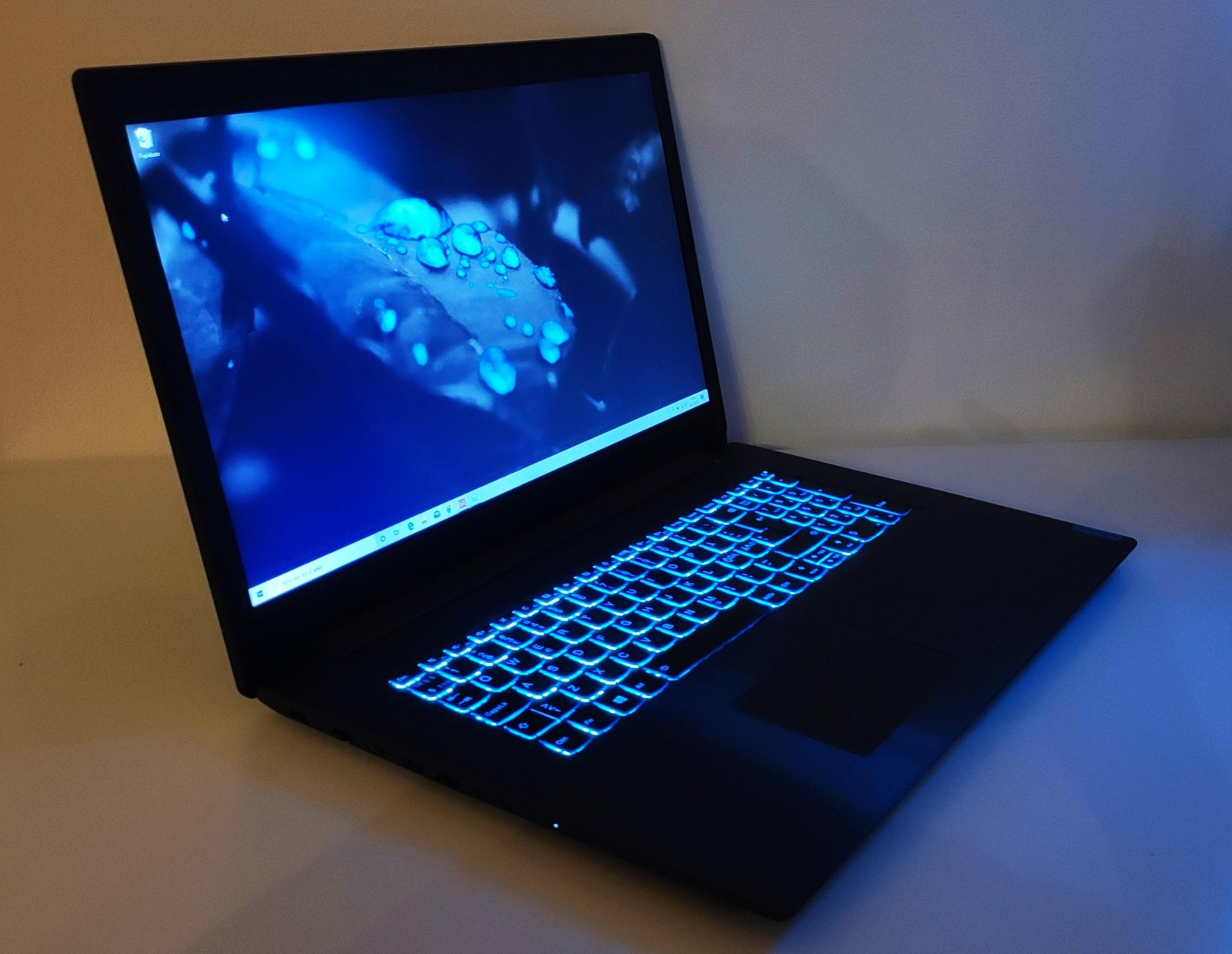 Gaming Laptop 17,3 |i5 9300H|GTX 1650 4GB|16GB RAM|512GB Gaming Laptop 17,3 |i5 9300H|GTX 1650 4GB|16GB RAM|512GB