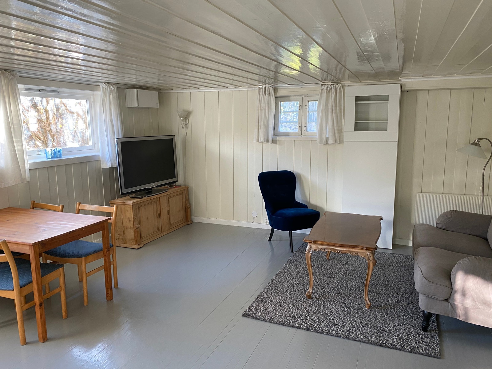 Stua får lys inn fra to kanter. Galleribilde