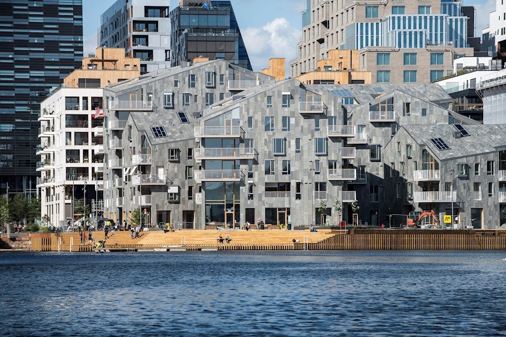 Vannkunsten med brygge for bading og rekreasjon Galleribilde