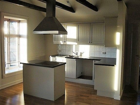 Åpen kjøkkenløsning Inkl. platetopp, stekovn, kjøleskap, oppvaskmaskin Galleribilde