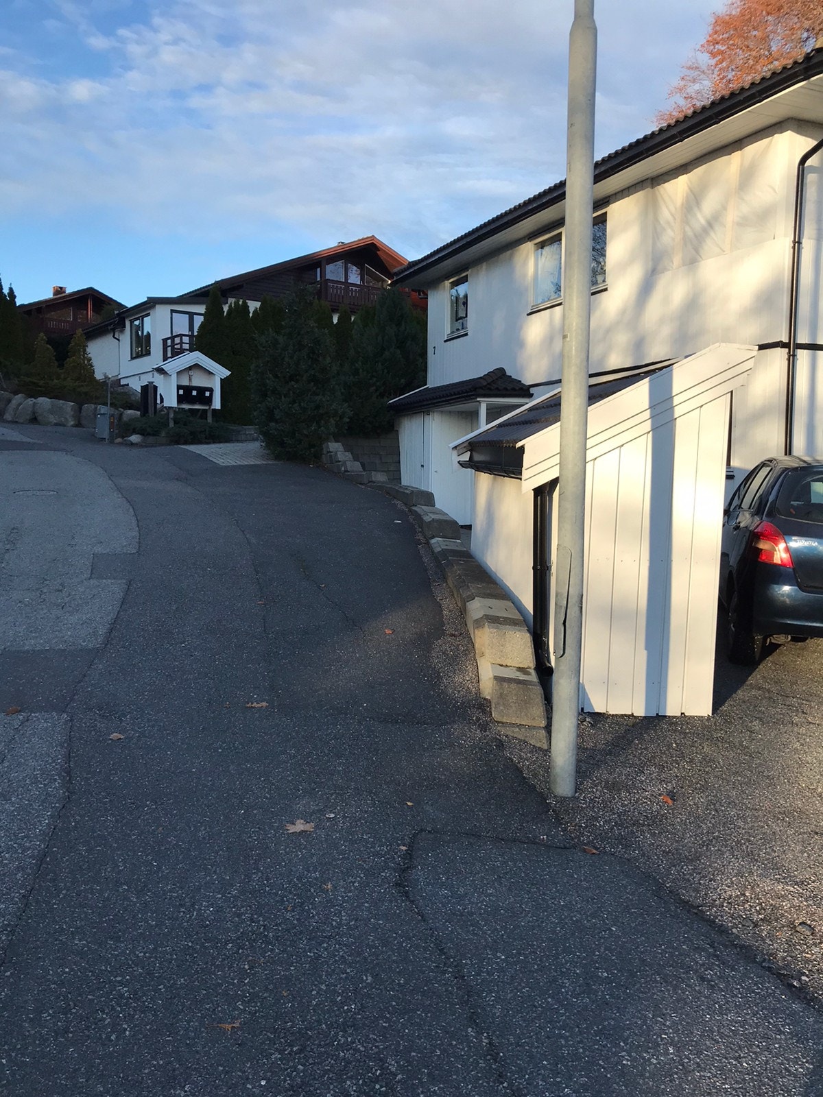 Ute ved veie inn mot innkjøring på nedsiden av huset. Galleribilde